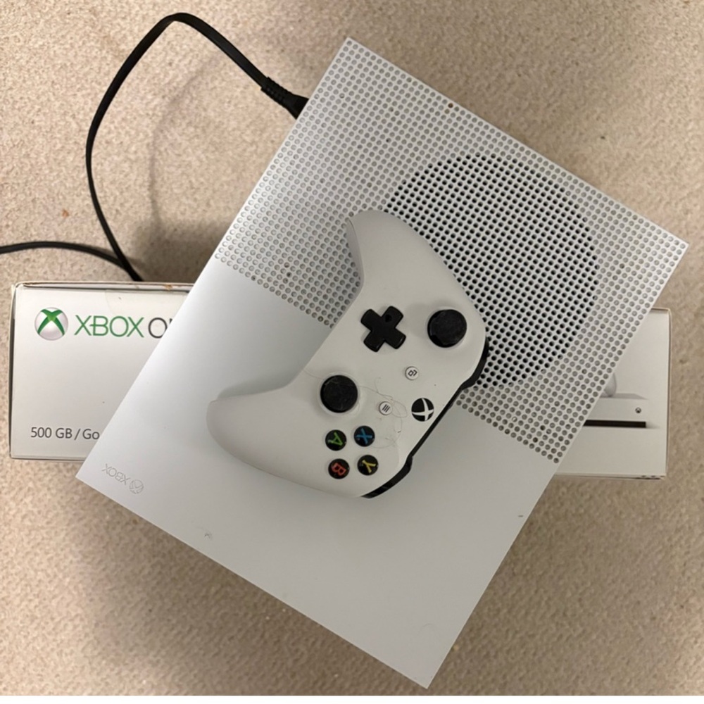 Xbox One 500 GB White Gaming Console with Controller
